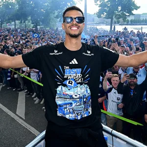 Robert Glatzel auf dem HSV-Truck bei der Aufstiegsfeier