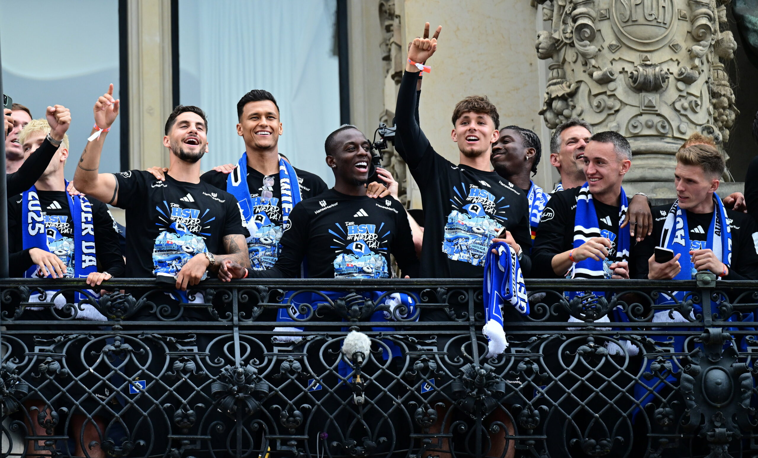 Noah Katterbach, Ludovit Reis, Davie Selke, Jean-Luc Dompé, Otto Stange und Joel Agyekum feiern den Aufstieg