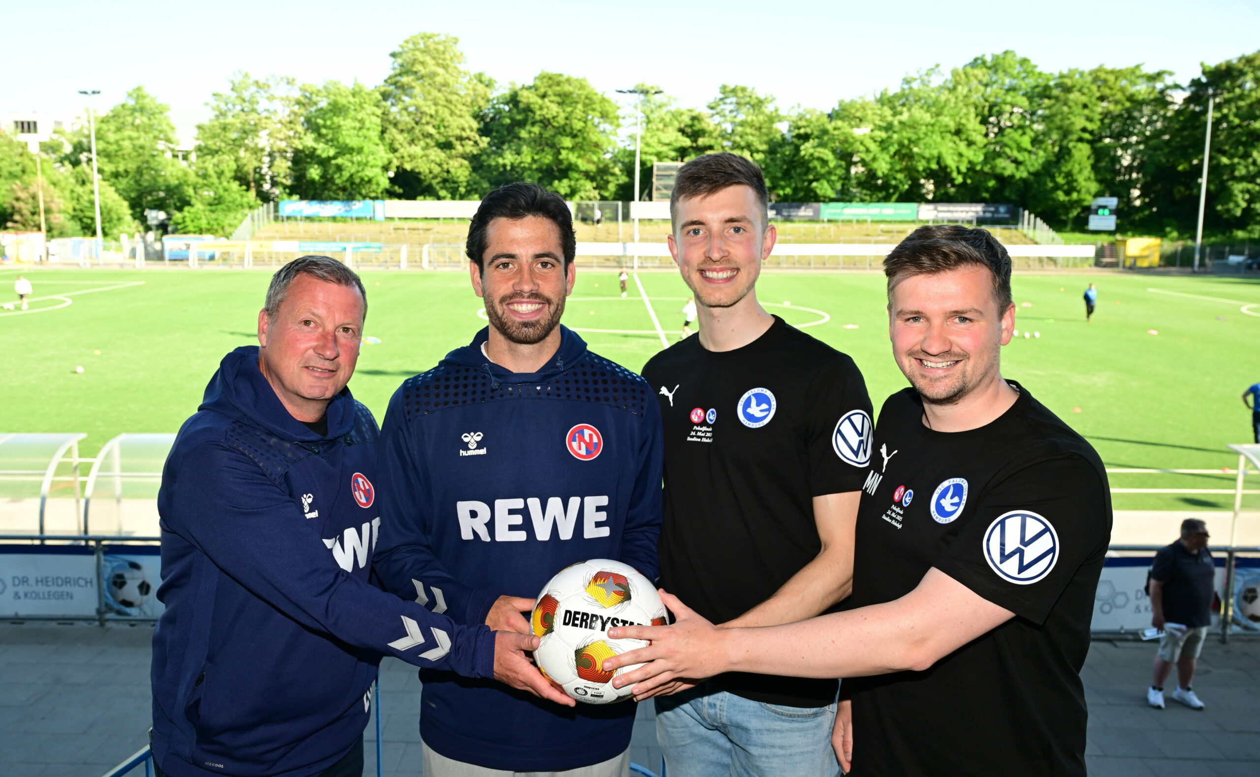 Elard Ostermann, Ersin Zehir, Colin Blumauer und Marius Nitsch halten einen Fußball