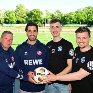 Elard Ostermann, Ersin Zehir, Colin Blumauer und Marius Nitsch halten einen Fußball