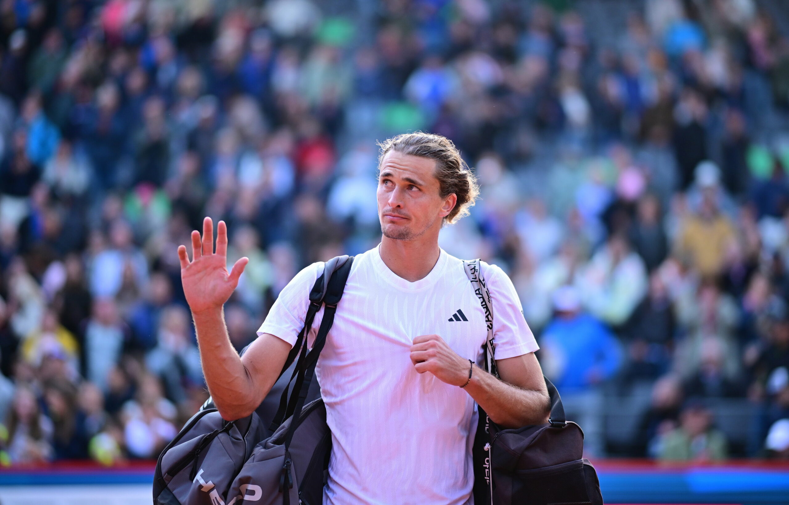 Alexander Zverev winkt ins Publikum