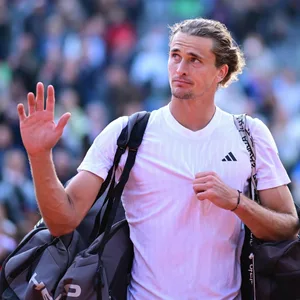Alexander Zverev winkt ins Publikum