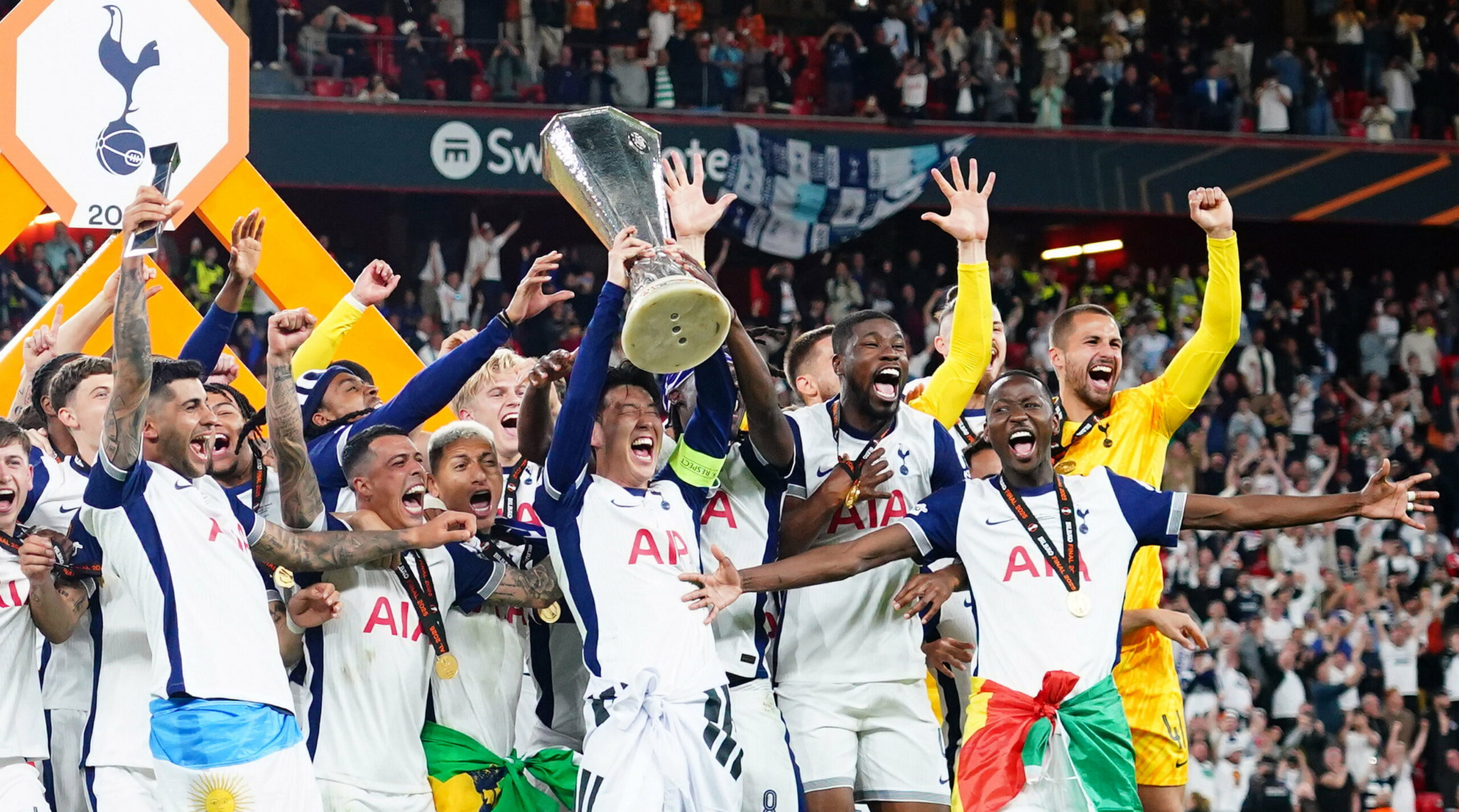 Tottenhams Kapitän Heung-Min Son hebt die Europa-League-Trophäe in die Höhe