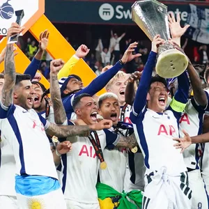 Tottenhams Kapitän Heung-Min Son hebt die Europa-League-Trophäe in die Höhe