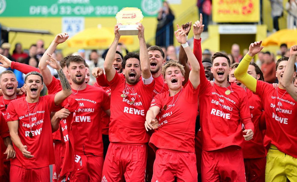 Norderstedts Kapitän Ersin Zehir hievt den Lotto-Pokal in die Höhe.