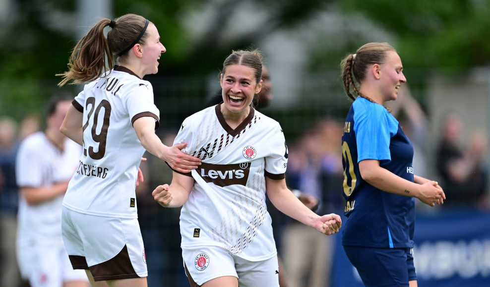 Julia Hechtenberg und Lina Jubel feiern St. Paulis zwischenzeitliches 2:0