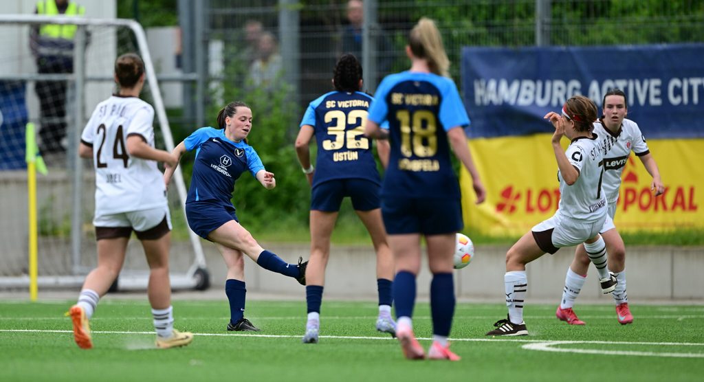 Celine Witt trifft zum 3:2-Siegtreffer für den SC Victoria.