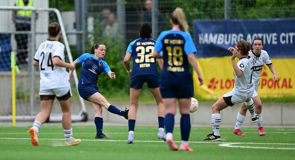 Celine Witt trifft zum 3:2-Siegtreffer für den SC Victoria. 