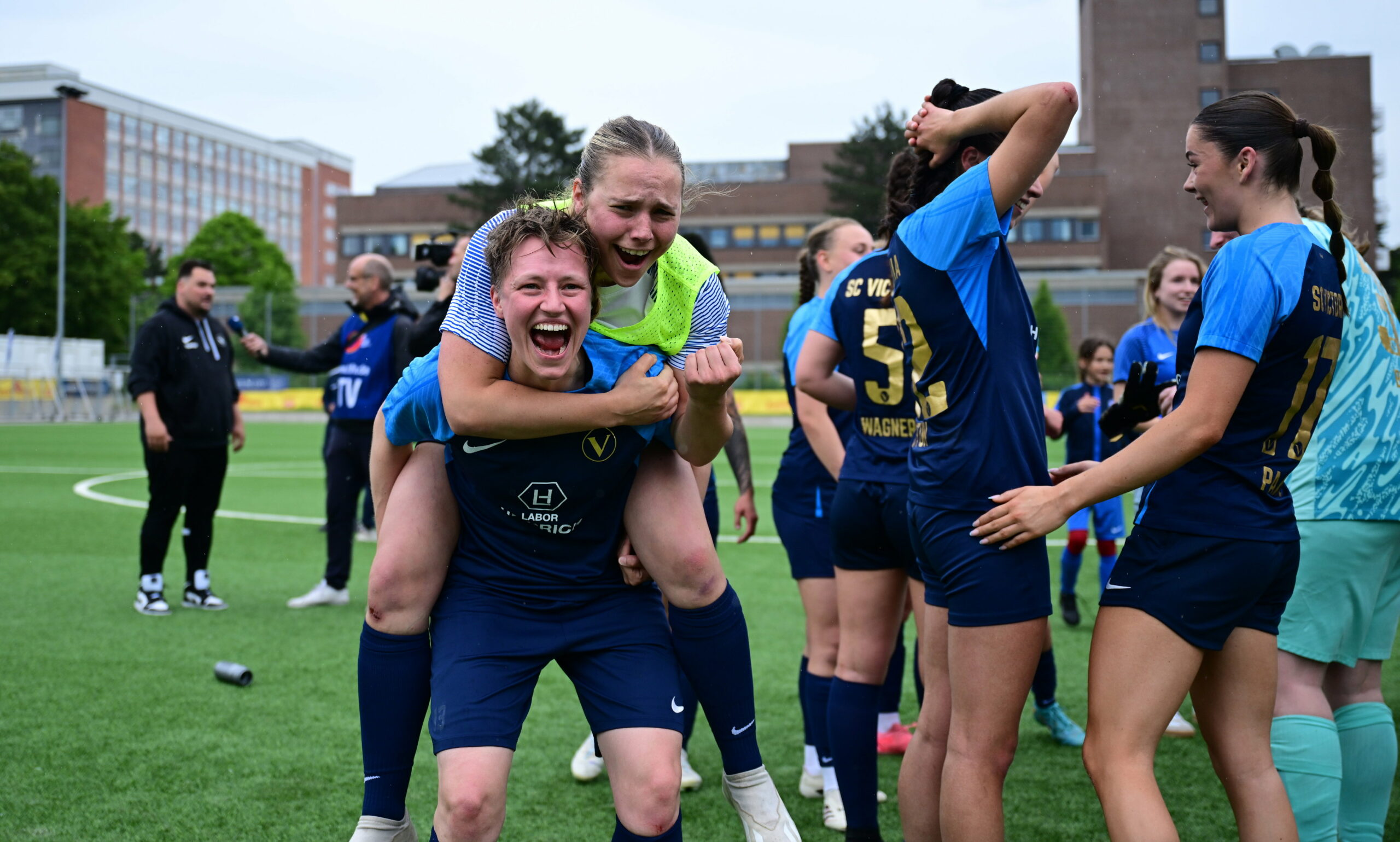 Denise Stroda, Michelle Klingemann bejubeln den gewonnen Pokal