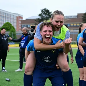 Denise Stroda, Michelle Klingemann bejubeln den gewonnen Pokal