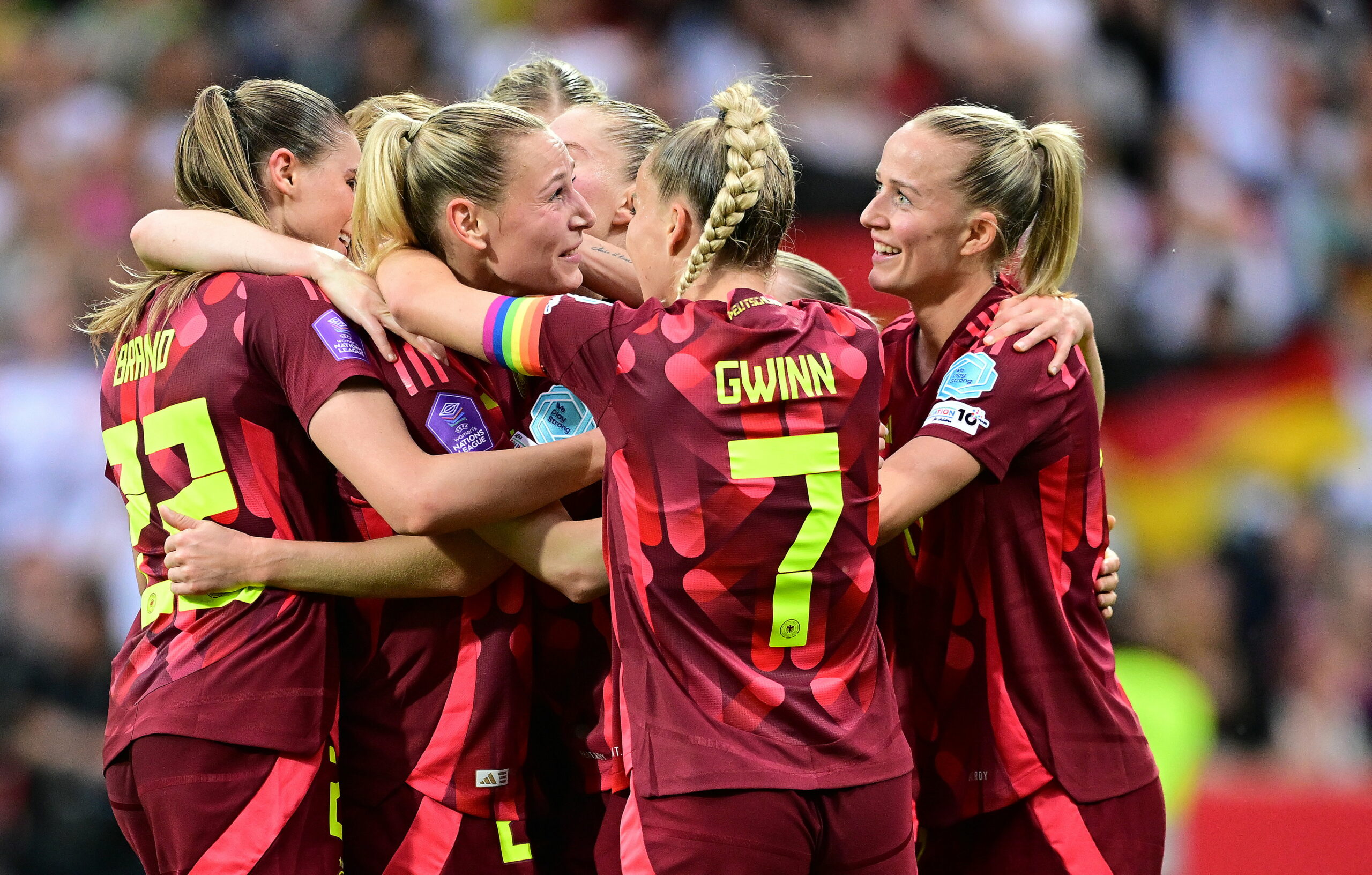 Die DFB-Frauen feiern den Sieg gegen die Niederlande