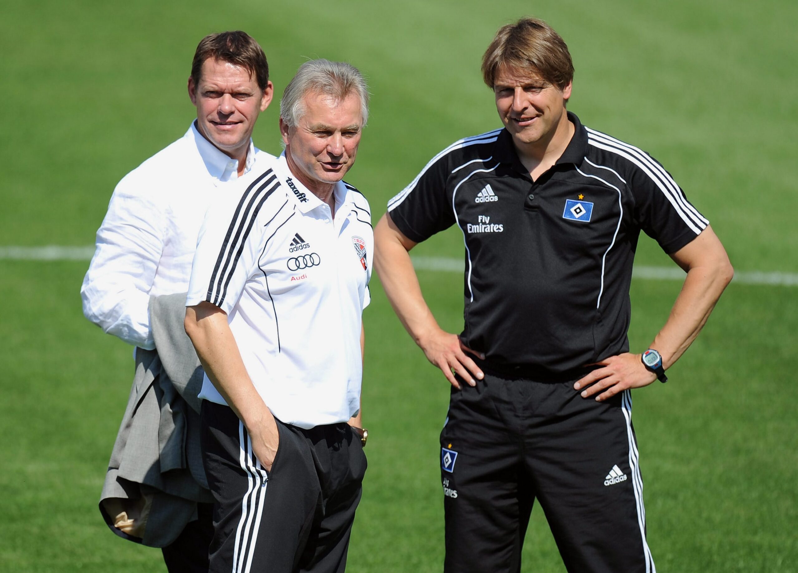 Benno Möhlmann 2011 als Ingolstadt-Coach im Gespräch mit HSV-Sportdirektor Frank Arnesen und Trainer Michale Oenning
