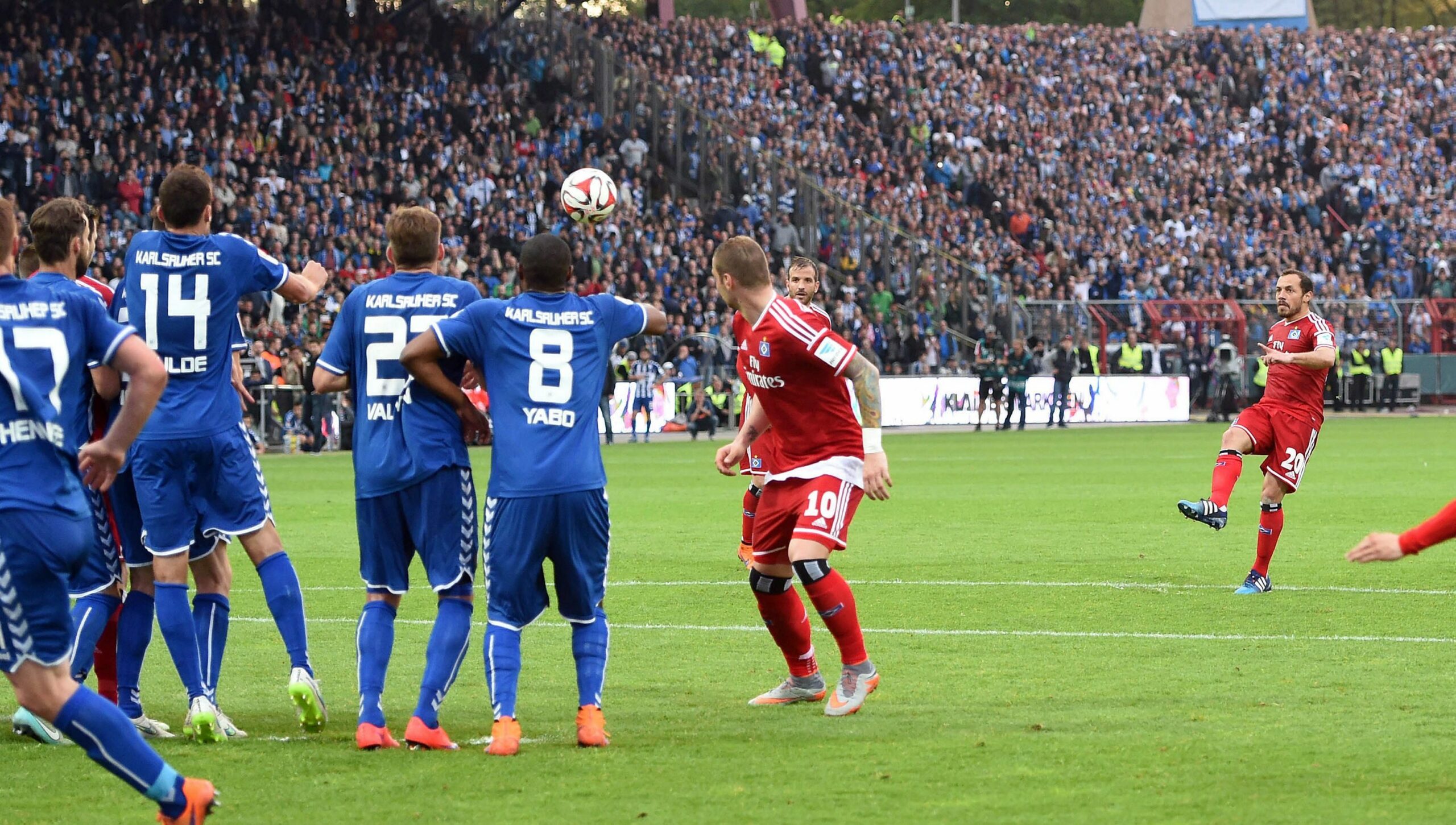 Marcelo Díaz verwandelt den Freistoß in der Relegation