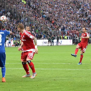 Marcelo Díaz verwandelt den Freistoß in der Relegation