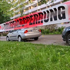 Absperrband der Polizei am Tatort vor einem Mehrfamilienhaus in Halle/Saale.