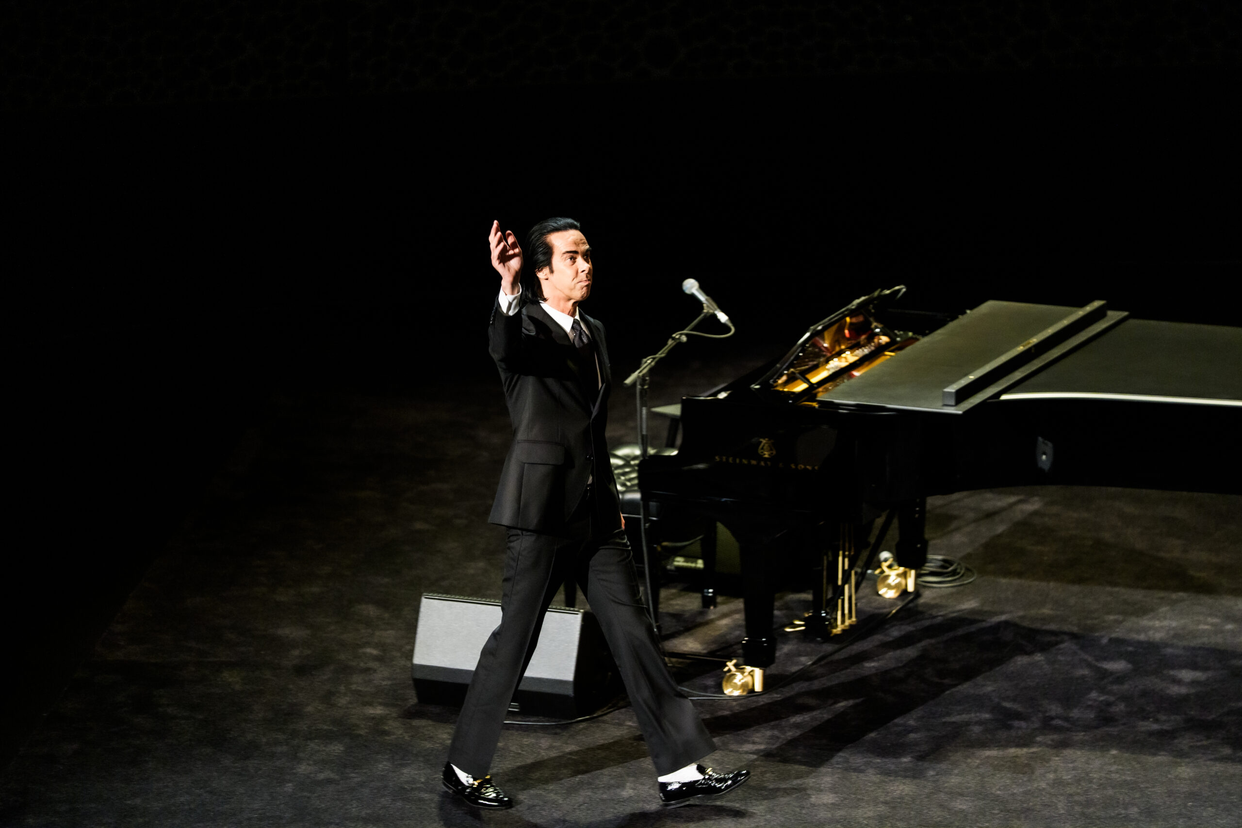 NIck Cave gibt auch optisch einmal mehr den Fürsten der Finsternis.