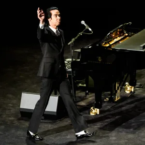 NIck Cave gibt auch optisch einmal mehr den Fürsten der Finsternis.