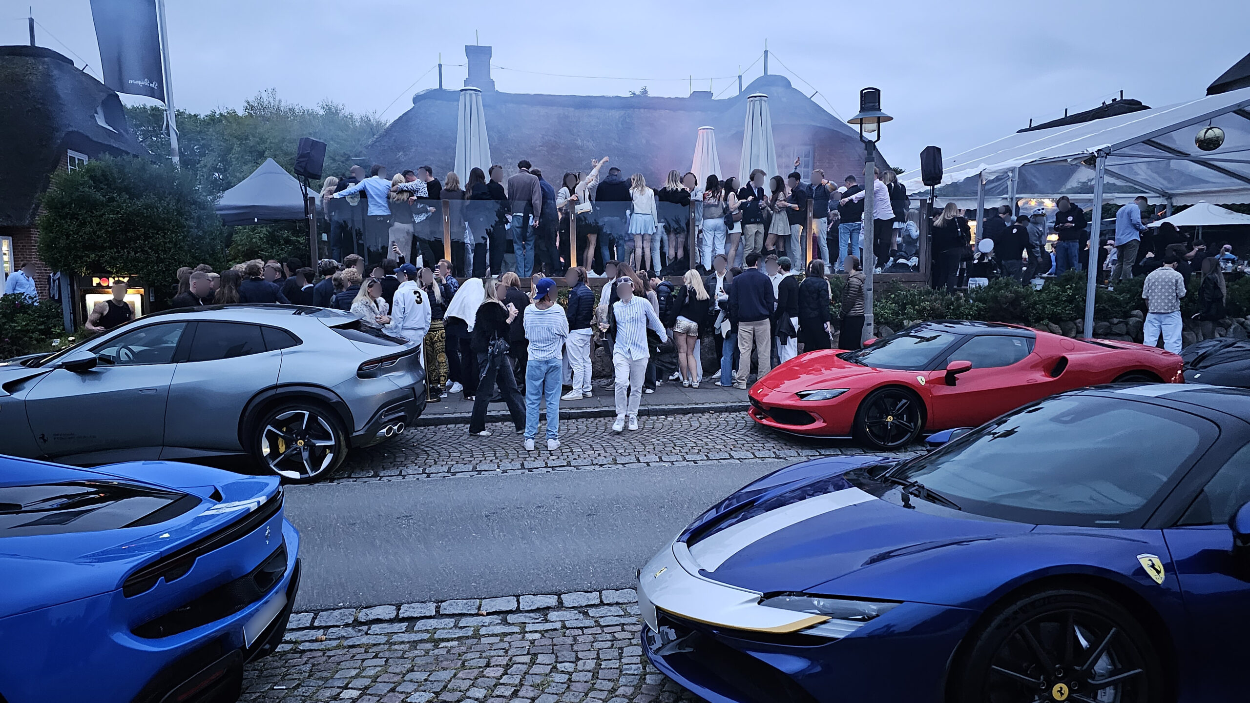 In einem berühmten Lokal auf Sylt feiern viele junge Menschen.