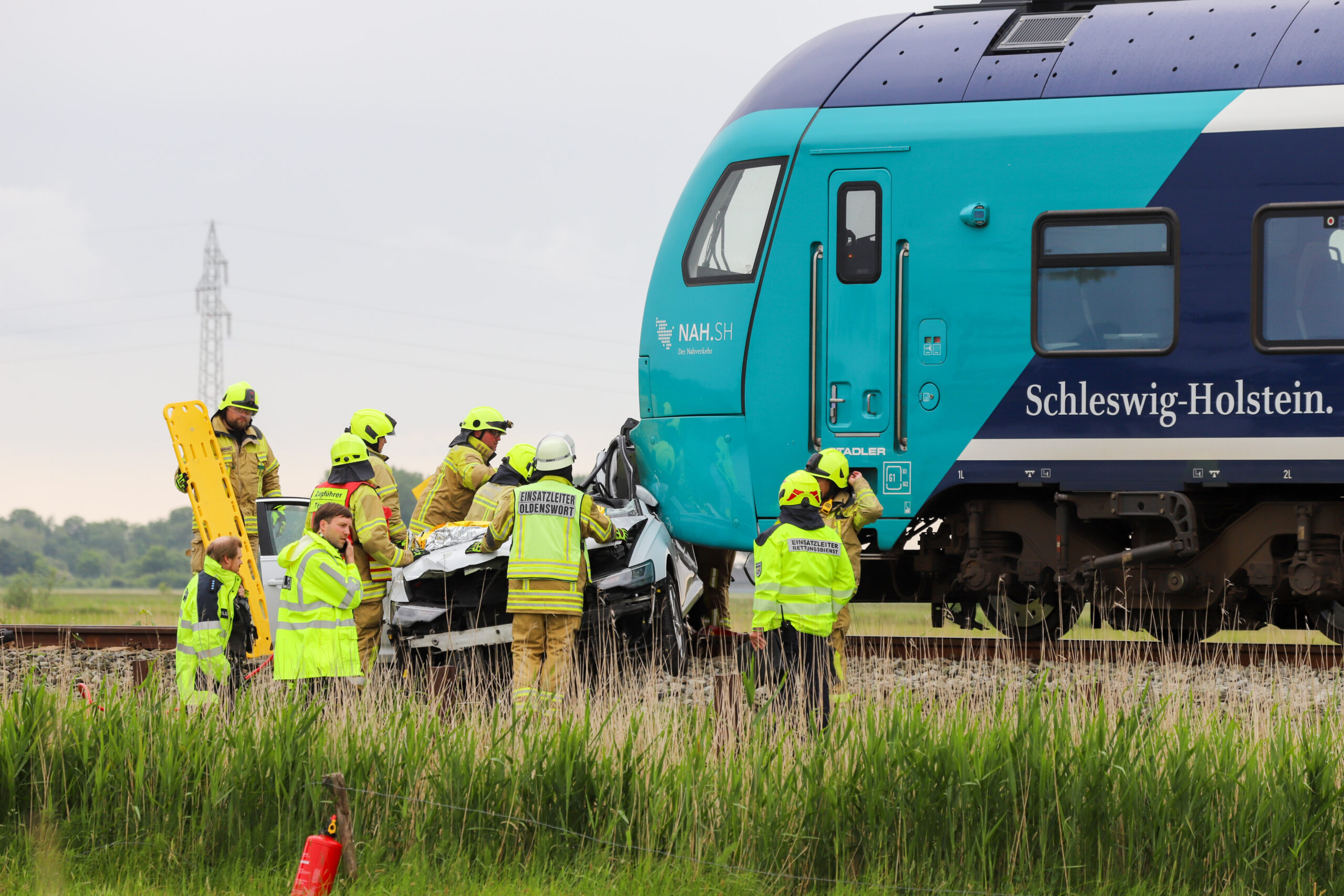 Rettungskräfte an den Gleisen am Unfallort.