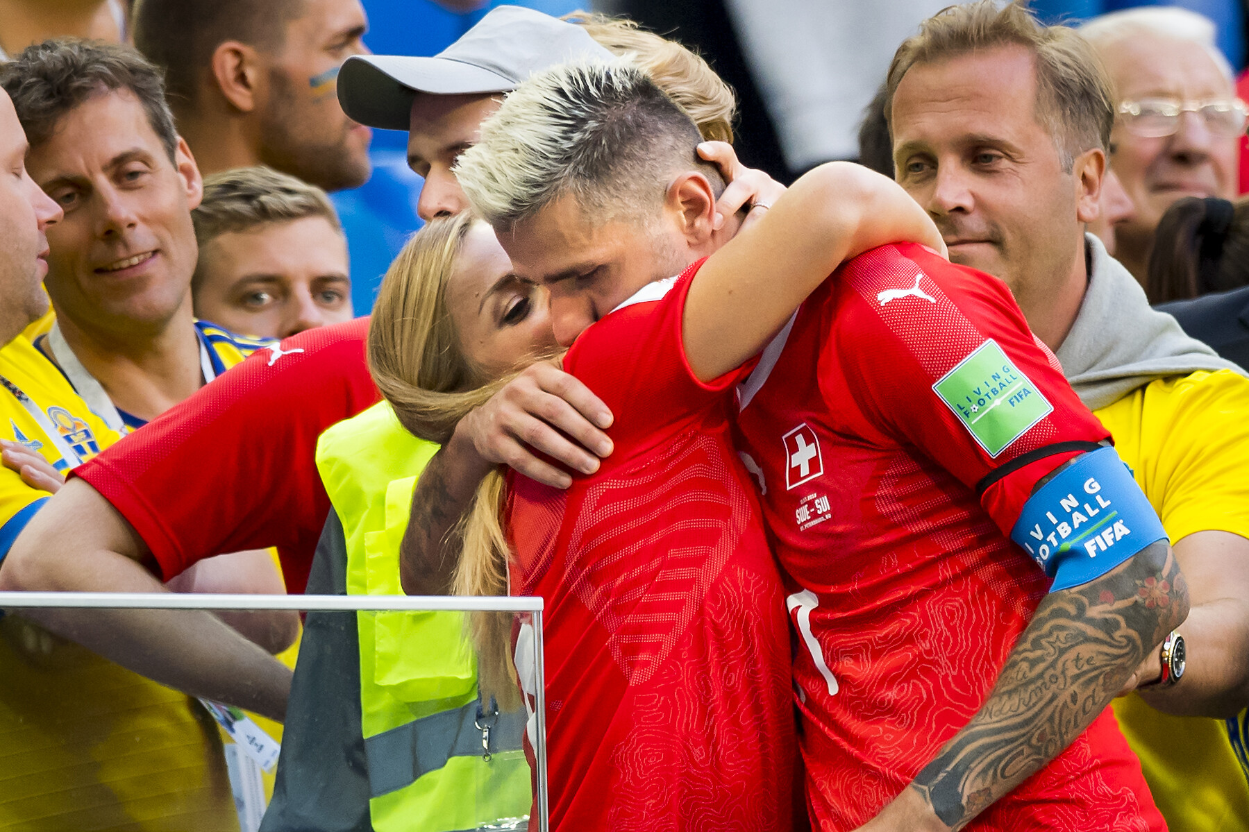 Lara-Gut Behrami und Valon Behrami umarmen sich bei der WM 2018