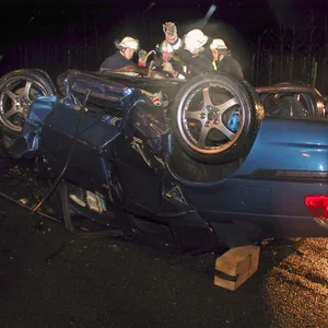 Pkw will Hindernis auf Autobahn bei Horneburg ausweichen und verursacht dadurch Unfall drei Verletzte