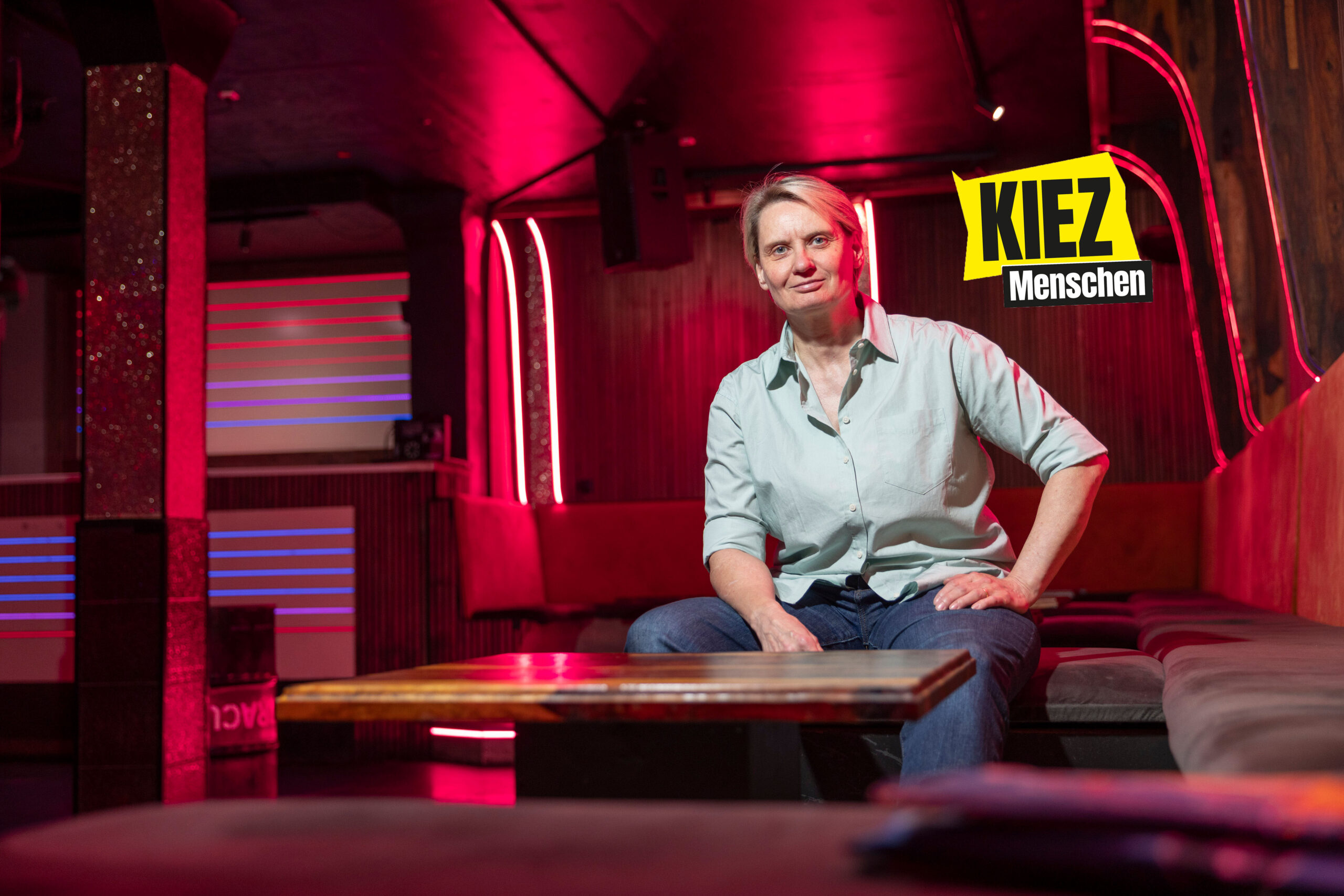 Club-Chefin Ivonne Kappe sitzt im White Rabbit