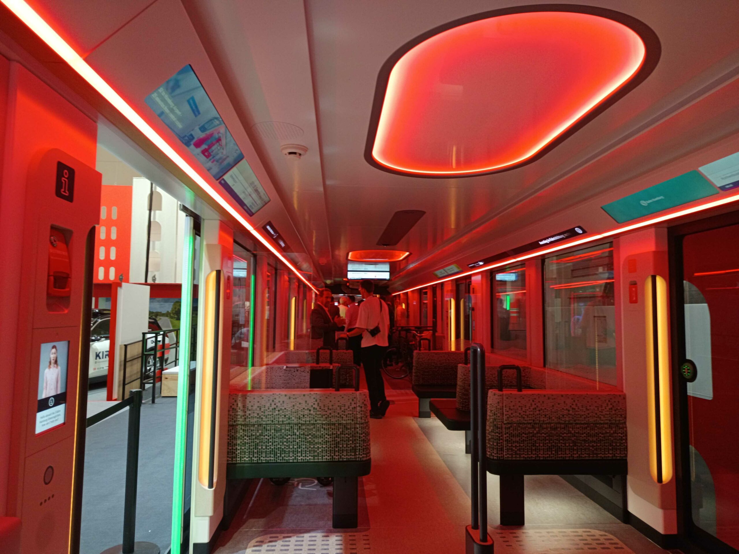 Per Knopfdruck wird der Waggon in rotes Licht getaucht.