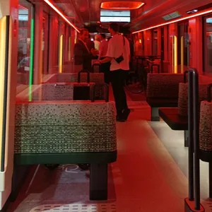 Per Knopfdruck wird der Waggon in rotes Licht getaucht.