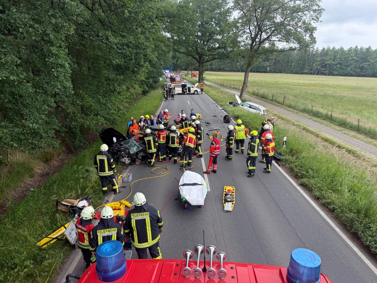 Zahlreiche Einsatzkräfte waren nach dem Unfall vor Ort.