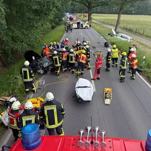 Zahlreiche Einsatzkräfte waren nach dem Unfall vor Ort.