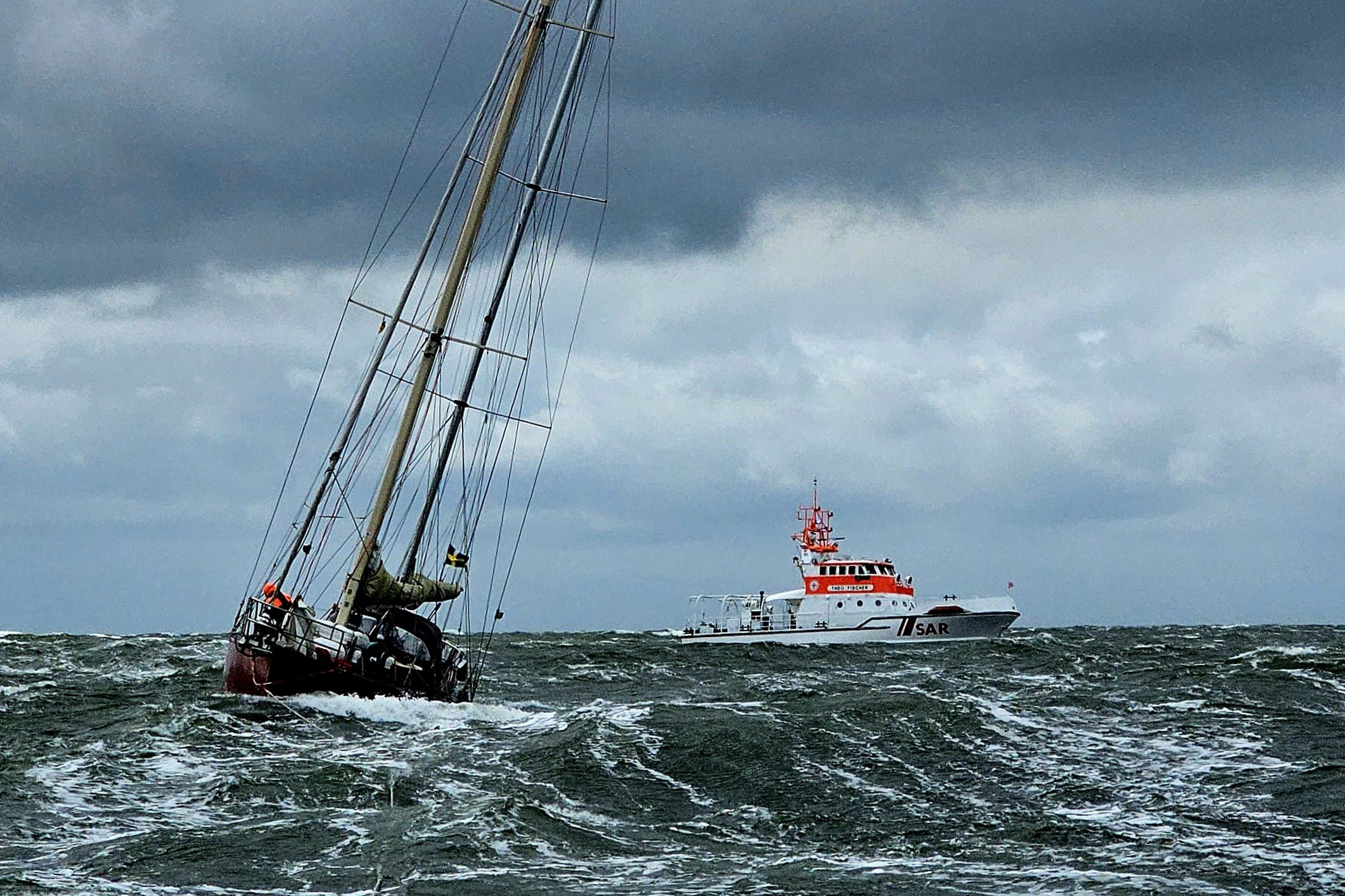 Die Yacht im Schlepp des Tochterbootes kurz vor Borkum