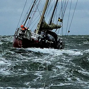 Die Yacht im Schlepp des Tochterbootes kurz vor Borkum