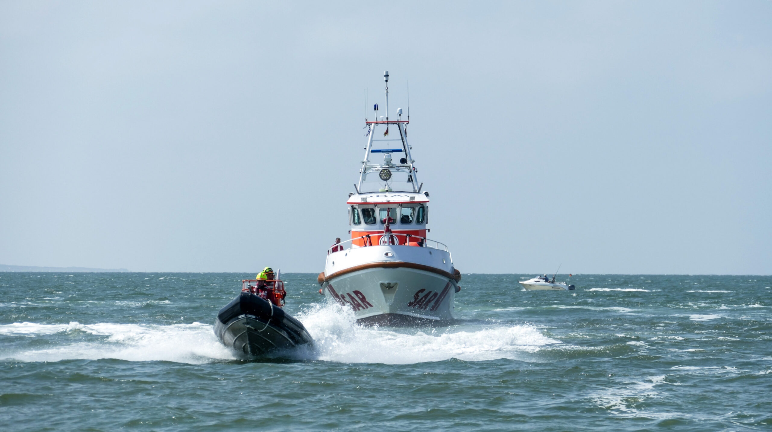 Rettungsschiff mit Schlauchboot