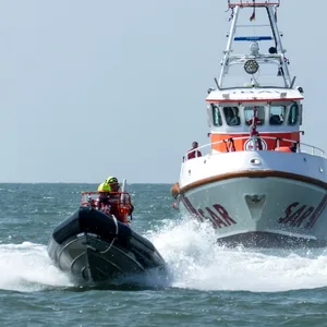 Rettungsschiff mit Schlauchboot