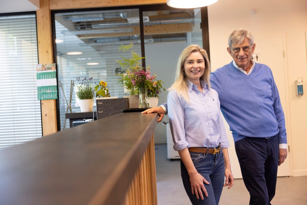 Dr. Stephan Reimers mit Roksana Maria von Dobrzyn von der Haspa Hamburg Stiftung in der Bahnhofsmission Hamburg.