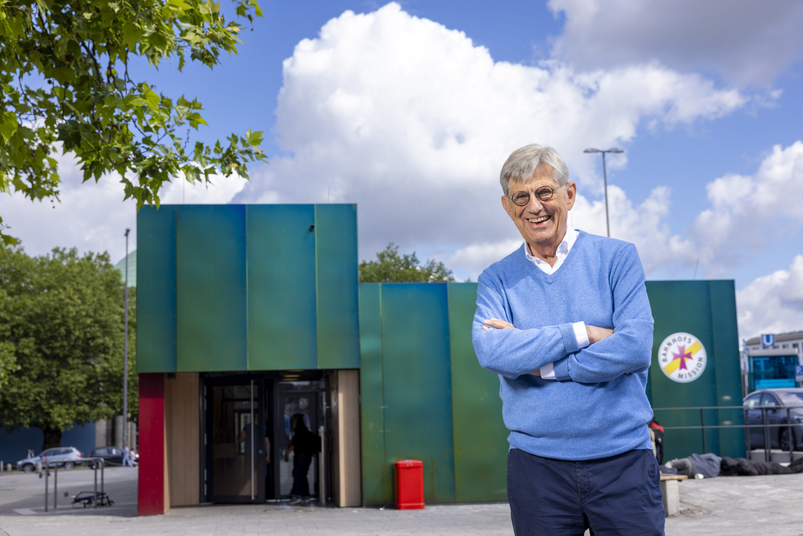Hat sich immer für die Schwächsten eingesetzt: Dr. Stephan Reimers (81) vor der Bahnhofsmission Hamburg, die er unterstützt.