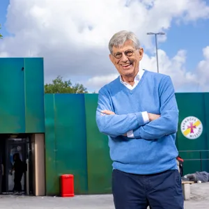 Hat sich immer für die Schwächsten eingesetzt: Dr. Stephan Reimers (81) vor der Bahnhofsmission Hamburg, die er unterstützt.