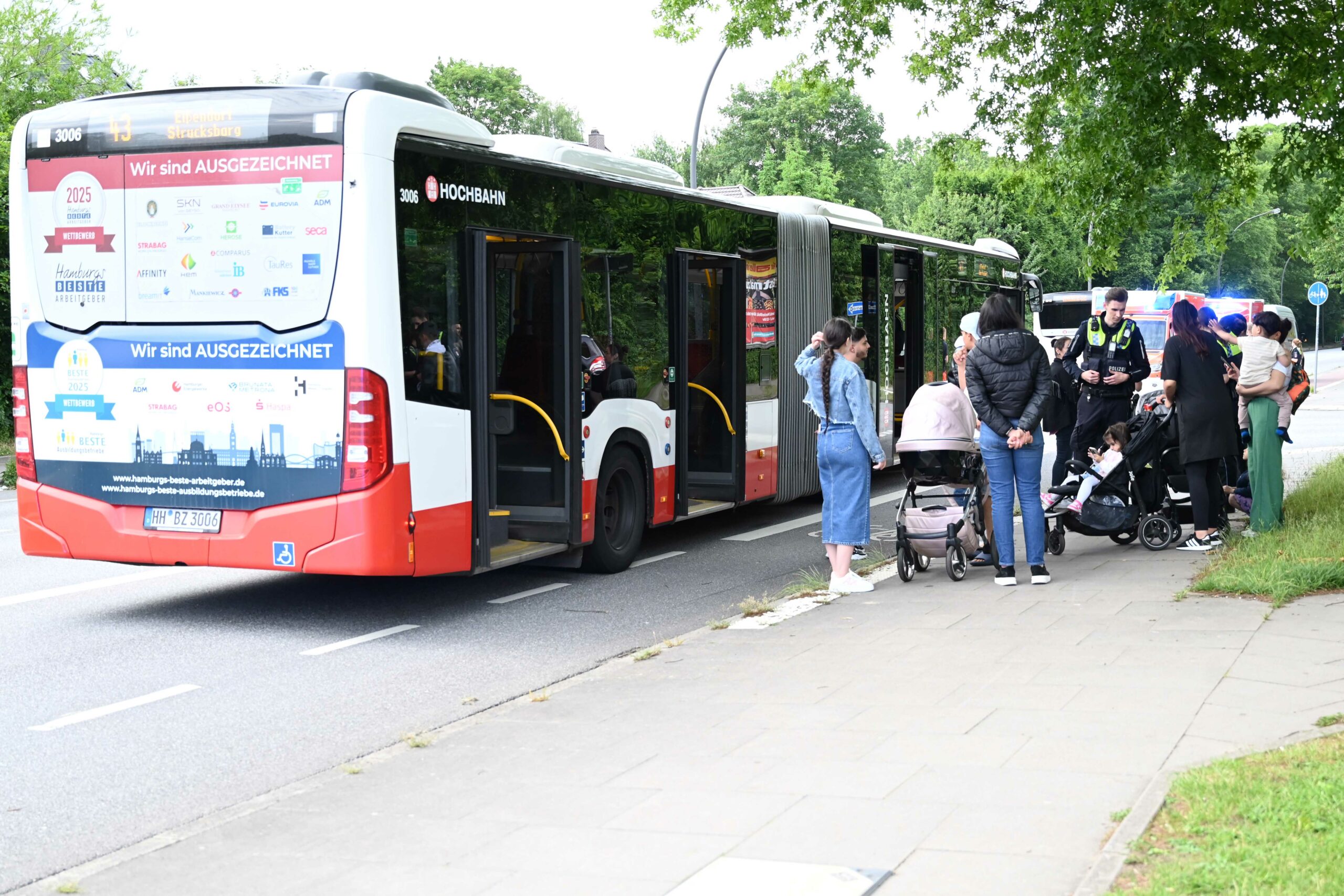 Zwei Verletzte bei Gefahrenbremsung von HVV-Bus auf der Winsener Straße