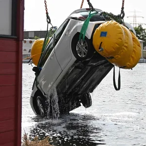 PKW rollt in Harburger Hafenbecken – Kran hebt Kleinwagen aus dem Wasser und über Bäume