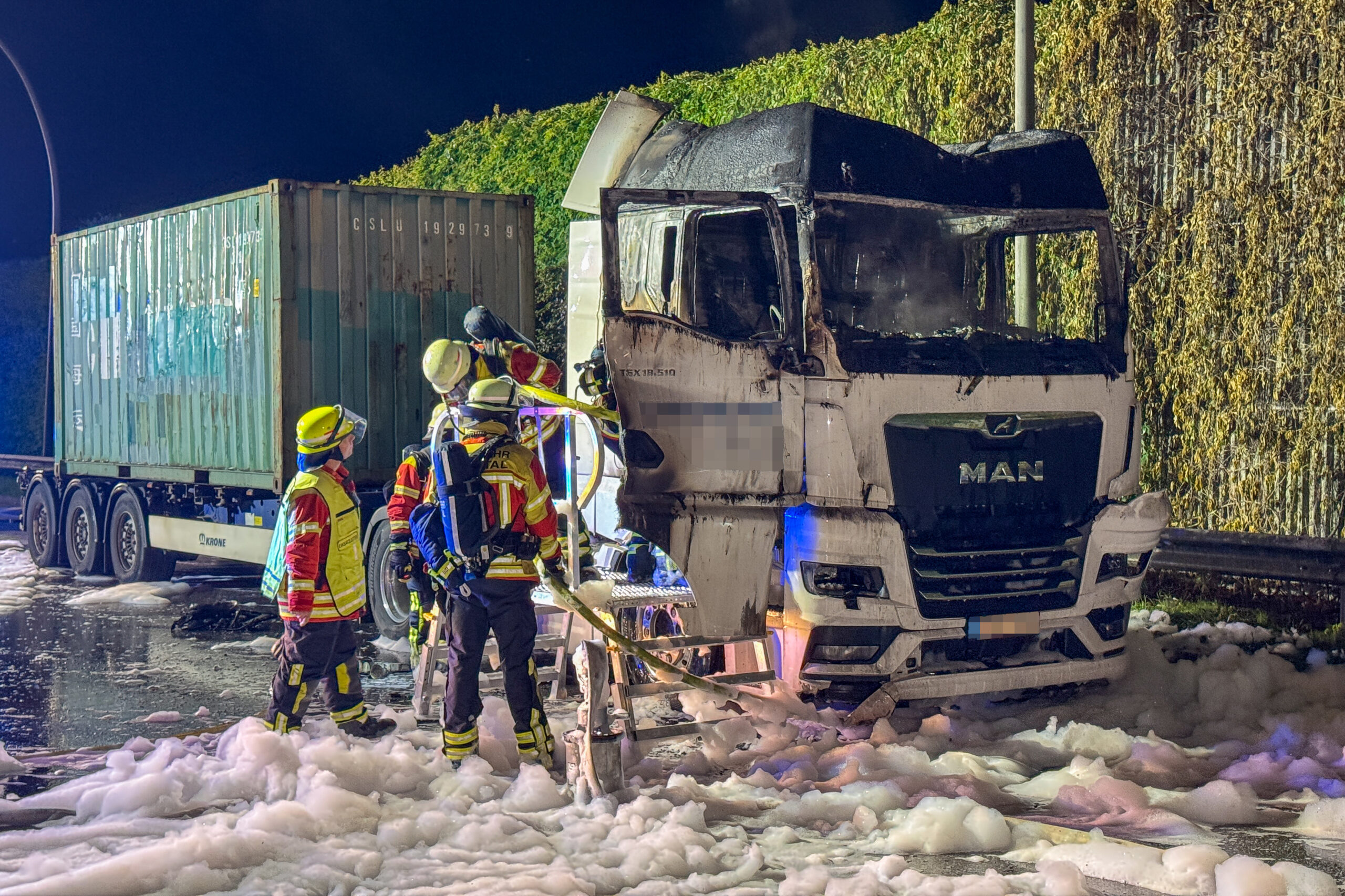 Der Sattelschlepper nach Beendigung der Löscharbeiten auf dem Rastplatz Harburger Berge Ost.