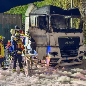 Der Sattelschlepper nach Beendigung der Löscharbeiten auf dem Rastplatz Harburger Berge Ost.