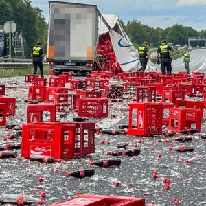 Lkw verliert auf A7 haufeweise Coca Cola Kisten – A7 gesperrt