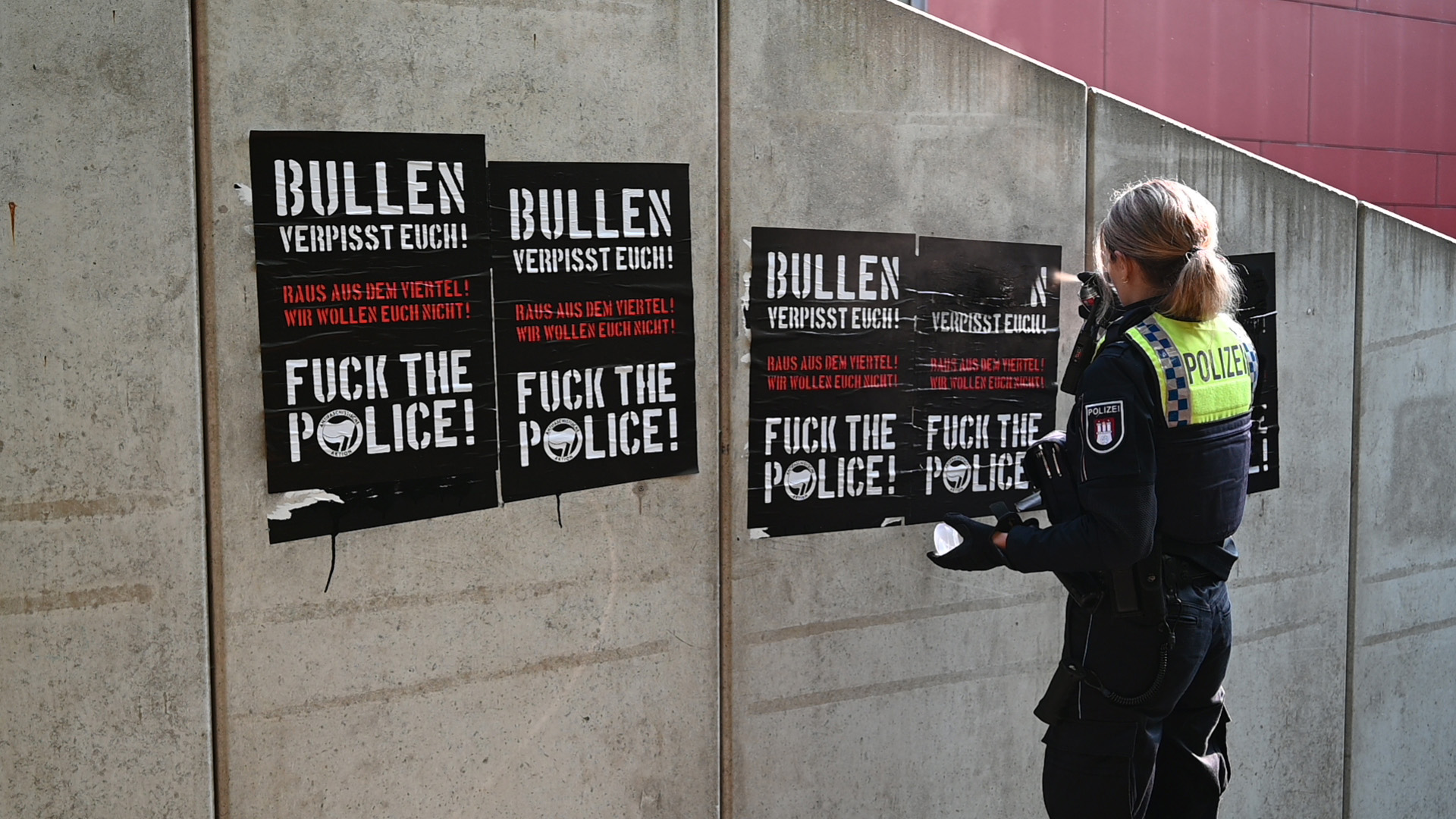 Hass-Plakate gegen die Polizei im Phoenix-Viertel – Polizei und Feuerwehr rücken an