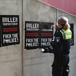 Hass-Plakate gegen die Polizei im Phoenix-Viertel – Polizei und Feuerwehr rücken an