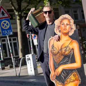 Ekkehart „Reverend“ Opitz, Direktor des „Erotic Art Museums“, mit einem Original von Erwin Ross und dem Radio der Beatles.