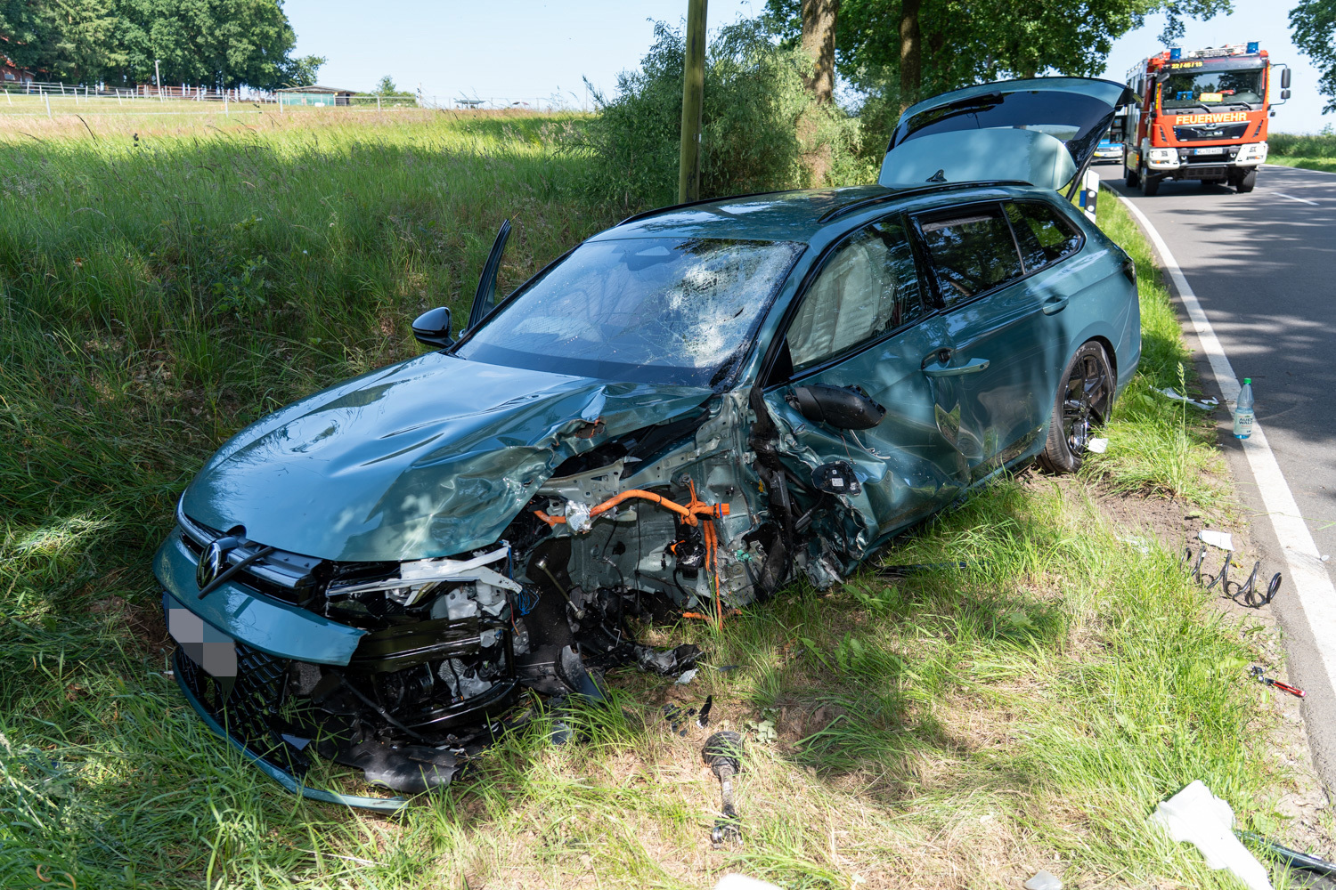 Durch die Wucht der Kollision wurde auch der VW schwer beschädigt.