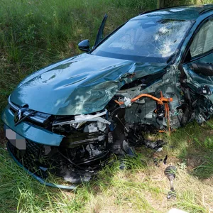 Durch die Wucht der Kollision wurde auch der VW schwer beschädigt.
