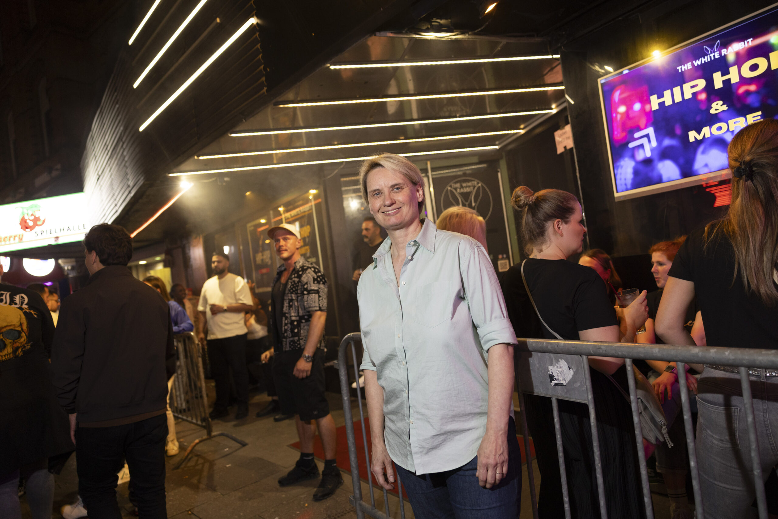 Vor mehr als 30 Jahren landete sie durch Zufall auf dem Kiez und wurde Peep-Show-Chefin. Heute ist Ivonne Knappe (57) Betreiberin des Clubs „The White Rabbit“ an der Reeperbahn.