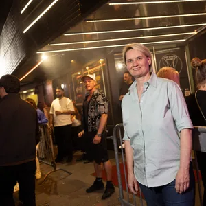 Vor mehr als 30 Jahren landete sie durch Zufall auf dem Kiez und wurde Peep-Show-Chefin. Heute ist Ivonne Knappe (57) Betreiberin des Clubs „The White Rabbit“ an der Reeperbahn.
