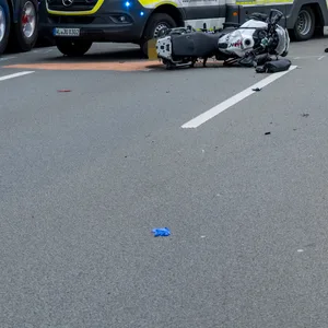 Der erste Motorradfahrer kollidierte wohl mit dem Lkw.
